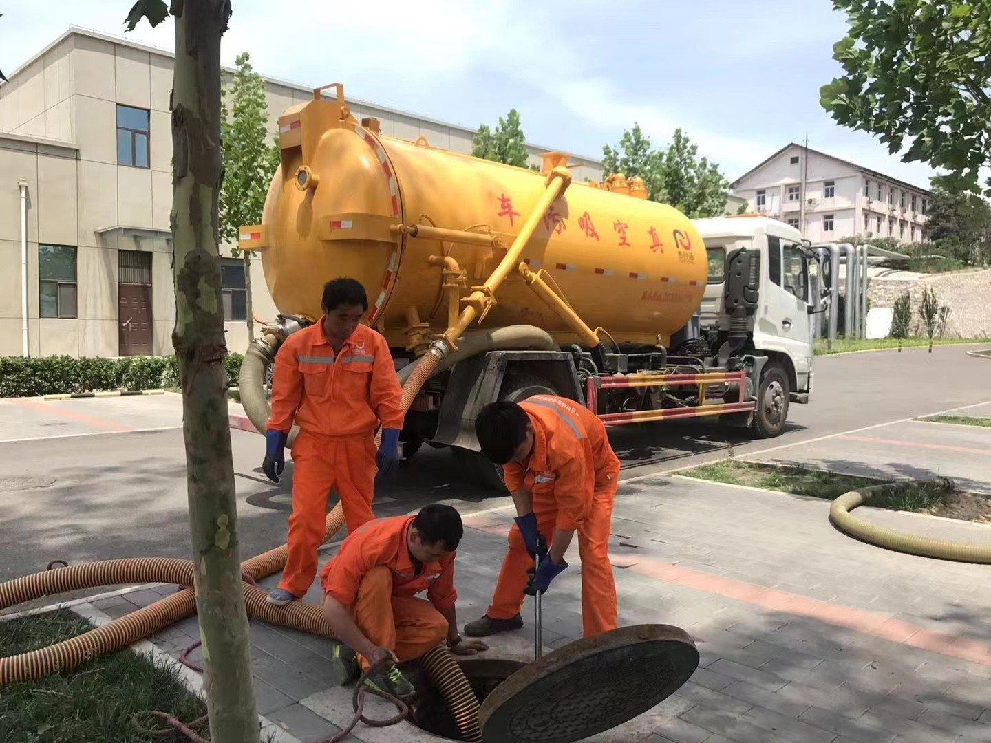 瓦房店管道疏通车停在窨井附近