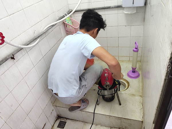 瓦房店肥皂掉到马桶里把马桶堵住了怎么办？马桶堵住了怎么办