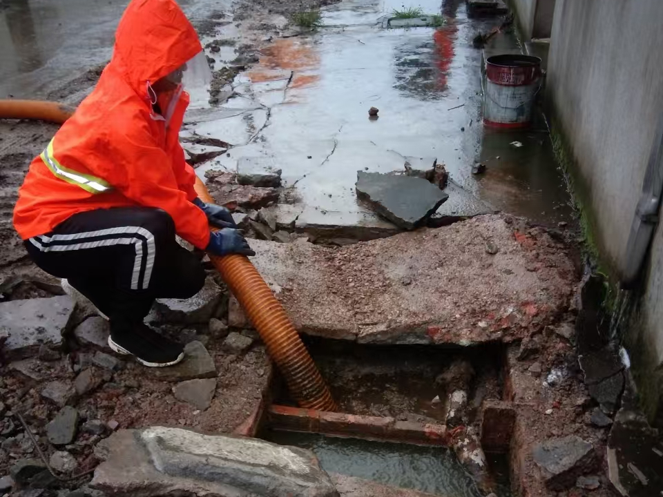 瓦房店专业清理污水池 炜誉市政以规范流程守护城市 “肠道”