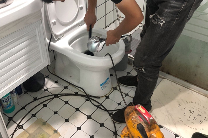 瓦房店马桶堵塞自己疏通还是找师傅?专业上门服务让你省时更省心